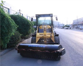 無(wú)塵清掃機(jī)廠(chǎng)家：億龍教你選購(gòu)好的掃路車(chē)！